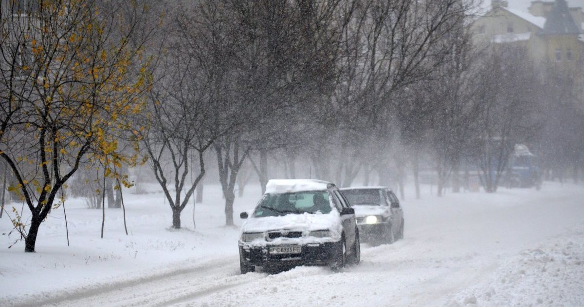 Из-за снегопада "Укравтодор" призвал водителей присылать фотографии дорог