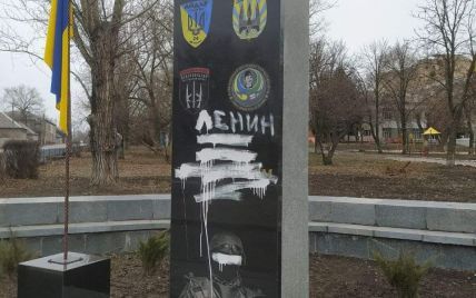 У Лисичанську вандали розмалювали пам’ятник героям-добровольцям