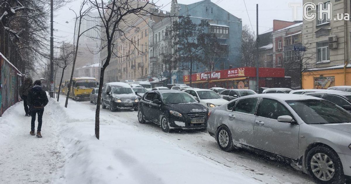 Киев утром остановился в пробках из-за первомартовского снега