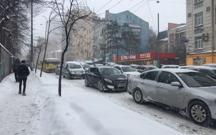 Киев утром остановился в пробках из-за первомартовского снега