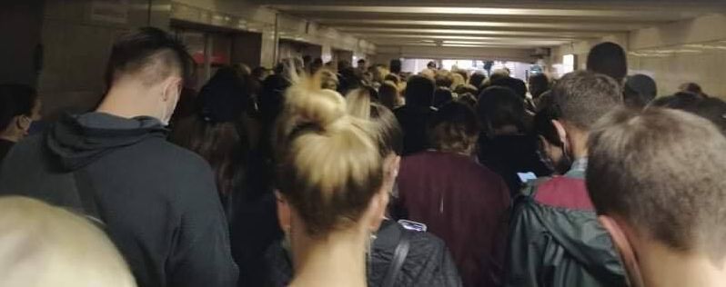 У Києві на метро "Позняки" зібрався величезний натовп: що сталося