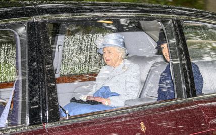 У красивому блакитному пальті: ефектна королева Єлизавета II з'їздила на службу