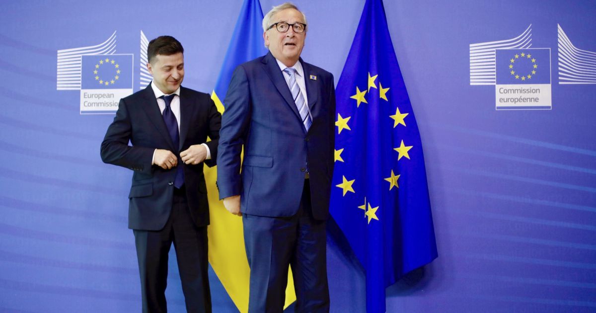 Рука Юнкера на плечі і уникнення преси. Як минула перша міжнародна зустріч Зеленського в Брюсселі