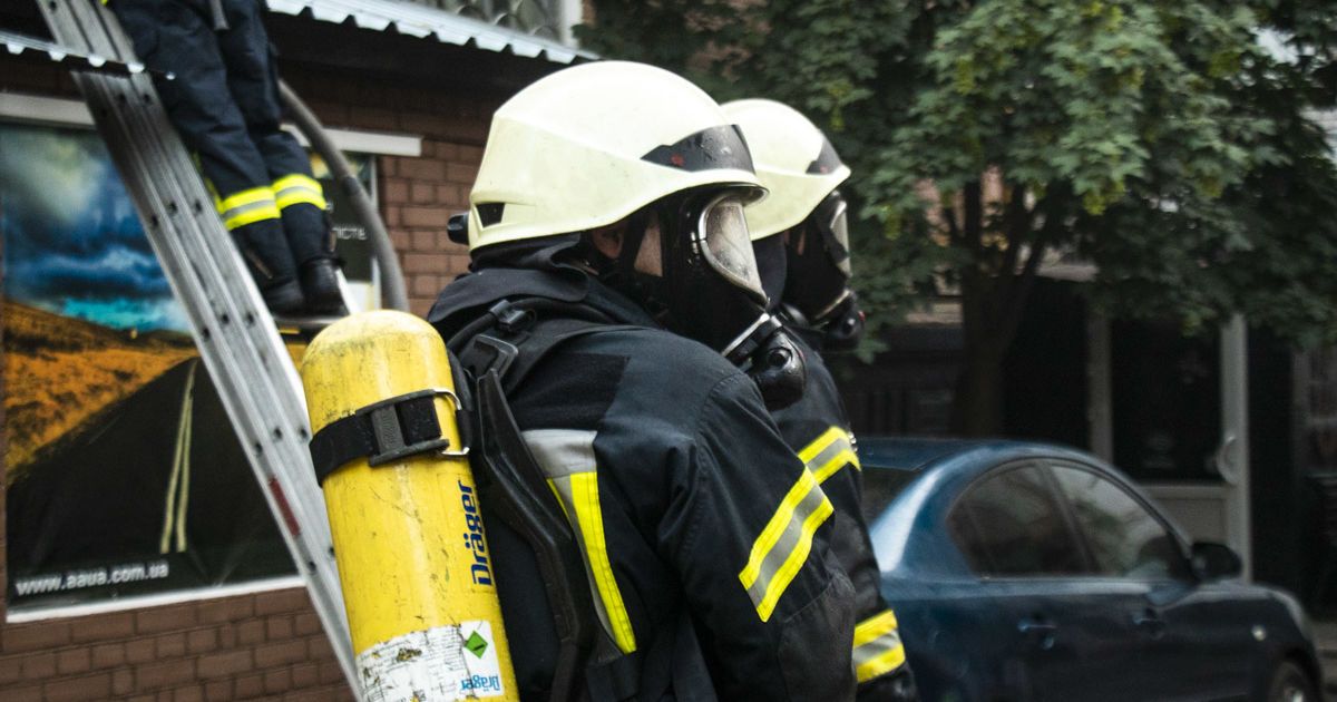 У Києві обстріляли рятувальників, які гасили пожежу