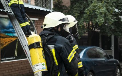 У Києві обстріляли рятувальників, які гасили пожежу
