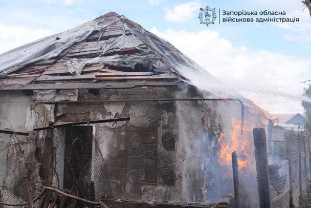 Росіяни вдарили по приватних будинках у Запоріжжі. / © Запорізька ОВА