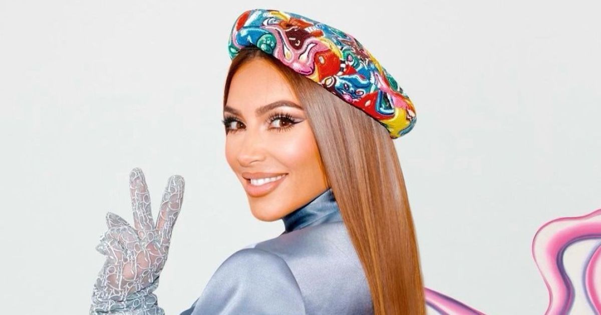 Ким Кардашян в коротких шортиках похвасталась аппетитными бедрами