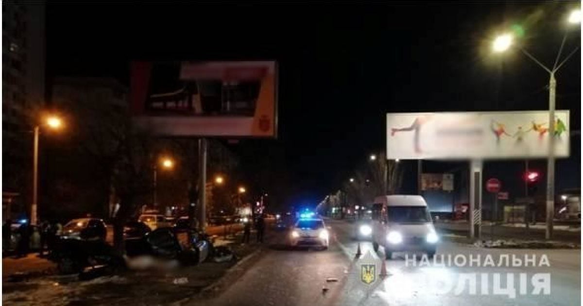 В Одесі авто на швидкості врізалось в рекламний щит: загинуло двоє молодих чоловіків (фото)