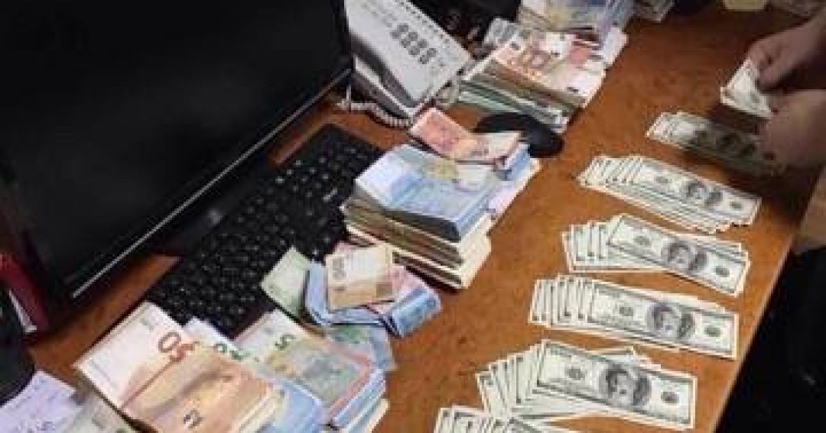 На Буковині накрили канал нелегального виведення валюти з України, який "кришували" держслужбовці