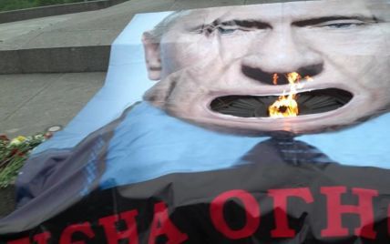 В Киеве активисты накрыли Вечный огонь 5-метровым плакатом Путина