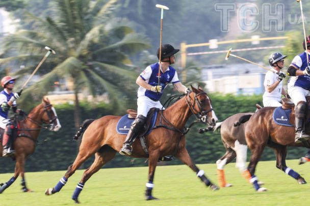 Принц Гарри играет в поло  / © Associated Press