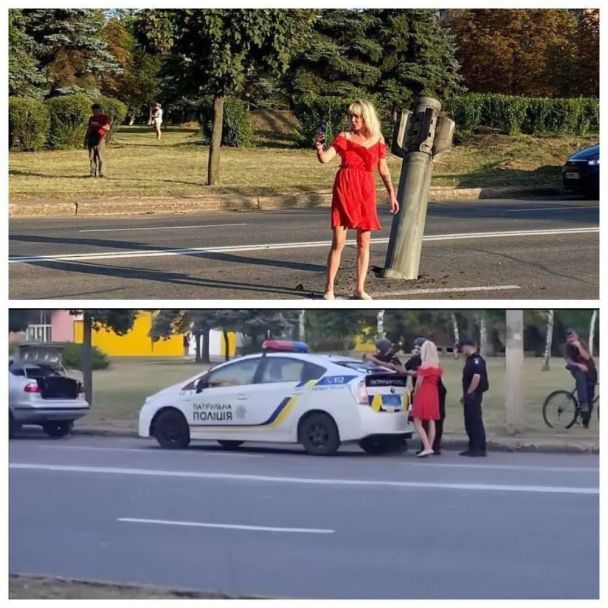 Мешканка Краматорська фотографується біля ракети. Фото: "Типичный Краматорск".