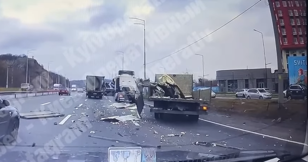 У Києві зіткнулися дві вантажівки, одна з них буквально розлетілася на друзки: з'явилося відео