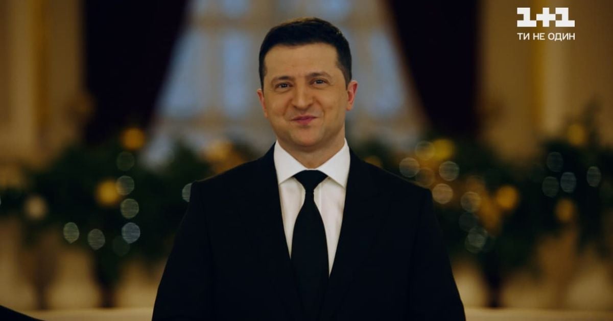 Зеленський під час спуску з гори у засніжених Карпатах привітав українців з Різдвом (відео)