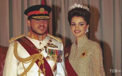 В наряде от неизвестно дизайнера: каким был коронационный образ королевы Иордании Рании