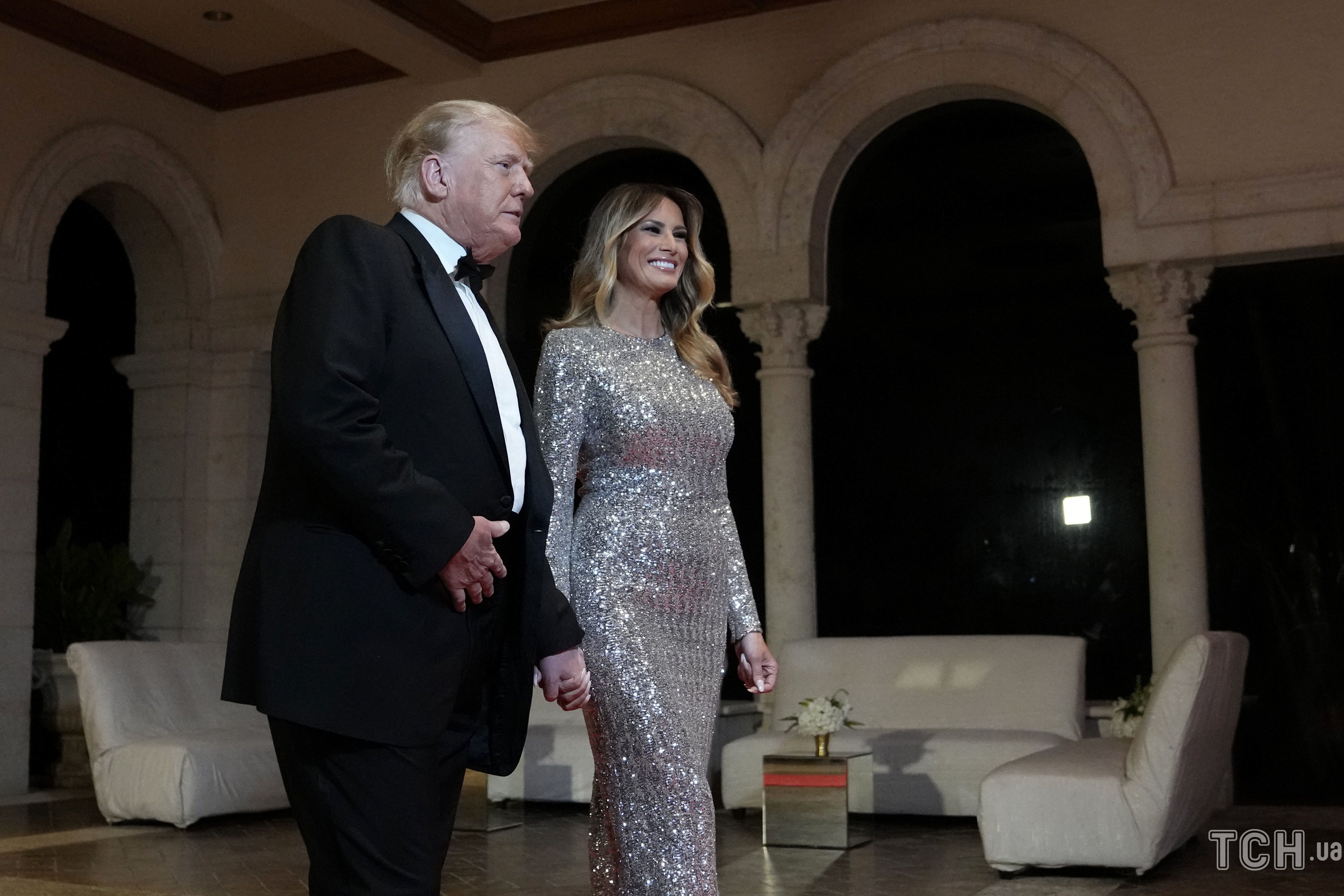 Вся в серебре: сверкающий образ Мелании Трамп на новогодней вечеринке ...