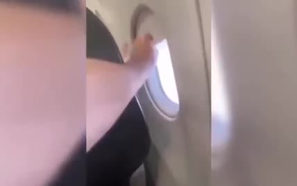 Пасажир зняв свою сварку через шторку ілюмінатора із сусідом у літаку