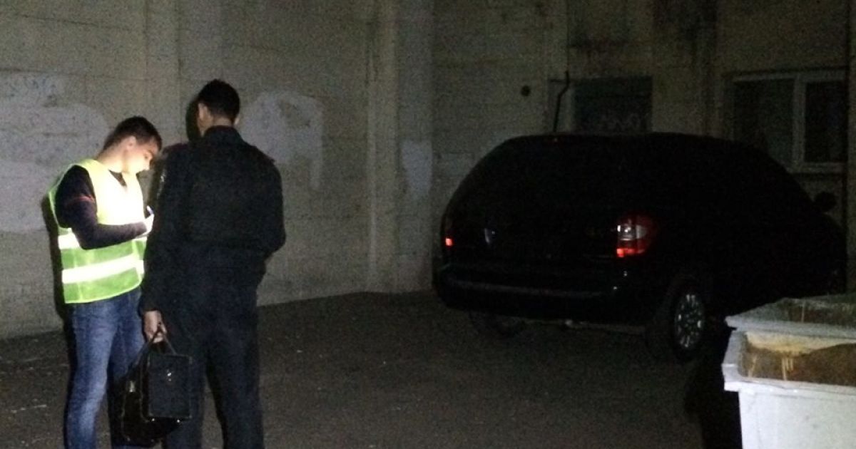 У Києві злочинці у формі СБУ відібрали у чоловіка сумку з 2 млн грн
