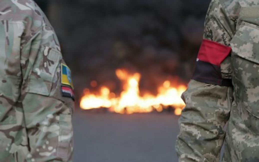 Добровольці символічно запалили шини біля стадіону "Динамо". / © twitter.com/ Громадське ТБ