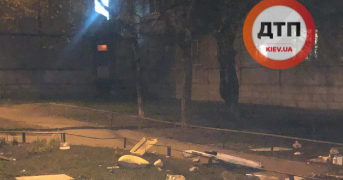 У Києві чоловік з сьомого поверху викинув пів квартири