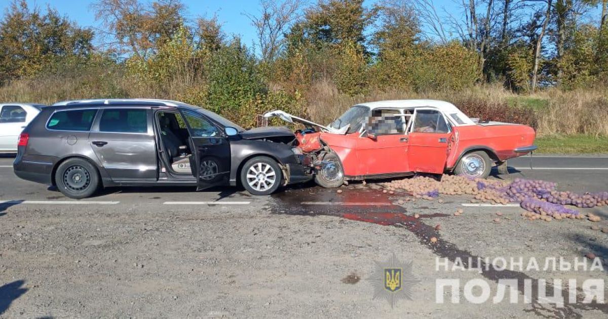В лобовому зіткненні у Львівській області загинув водій, ще одного госпіталізували: фото