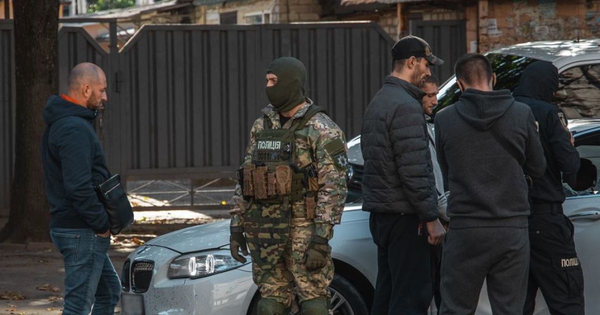 Вибили вікно і витягли чоловіка: у Дніпрі спецпідрозділ поліції затримав водія іномарки