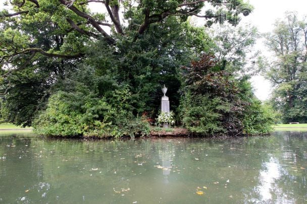 Остров на территории Элторп-хауса, где похоронена принцесса Диана / © Getty Images