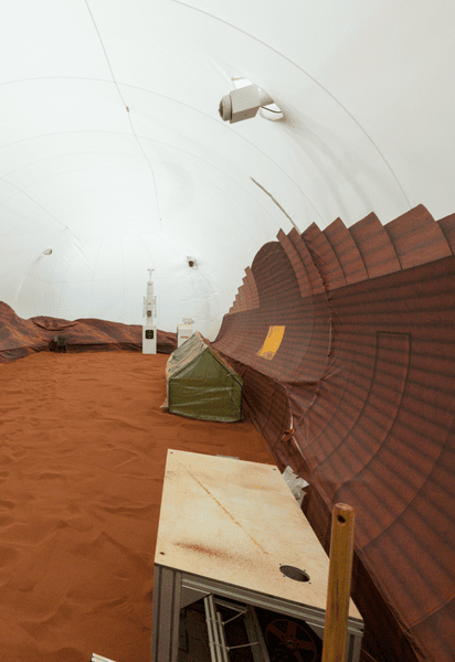 Пісочниця на аналоговому пристрої Crew Health and Performance Analog, де волонтери-дослідники беруть участь у симульованих прогулянках по поверхні Марса