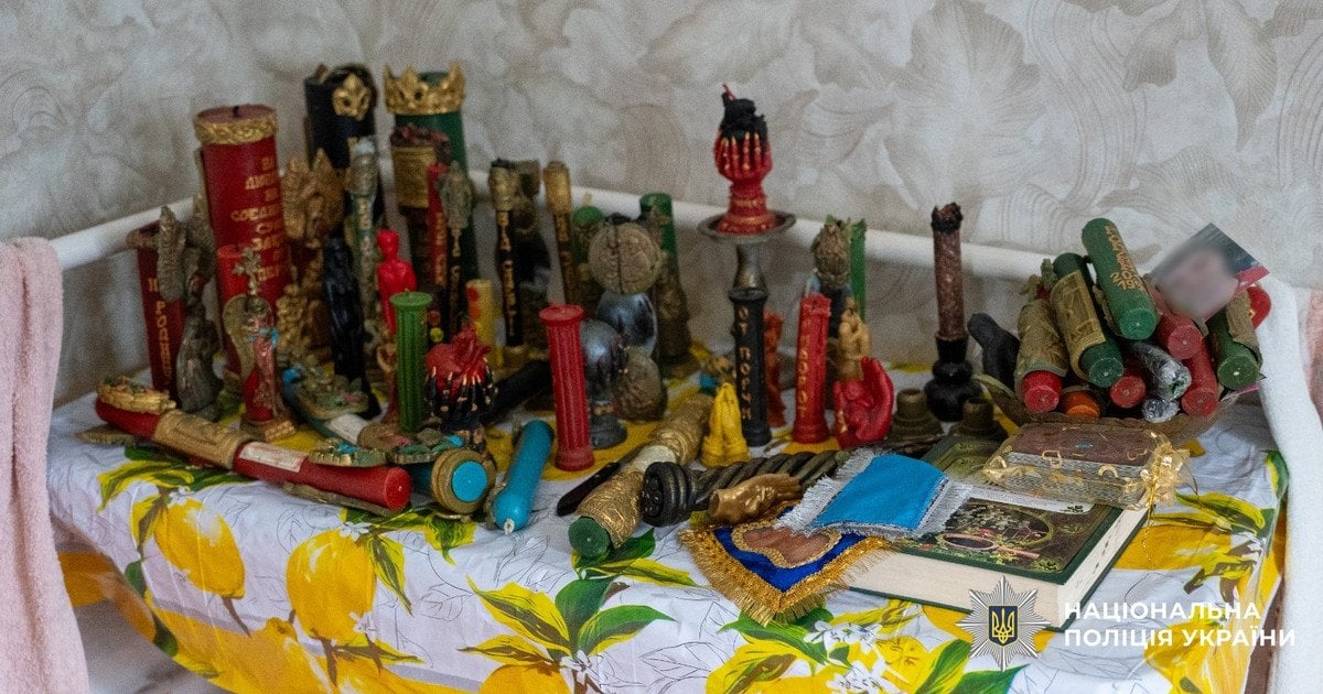 Атрибутика «ворожок», які ошукували українців