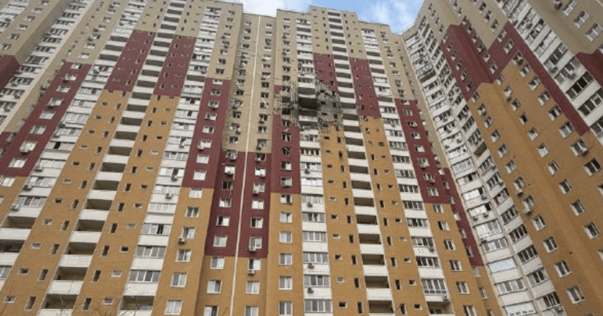 Попадание вражеского дрона в многоэтажку на Подоле