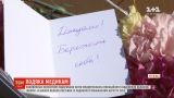 Буковинські волонтери подарували квіти медперсоналу інфекційного відділення обласної лікарні