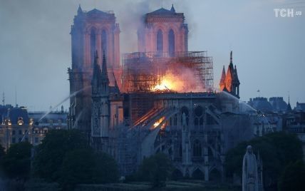 Пожар в Нотр-Даме: журналист снял видео на крыше пылающего собора