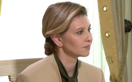 В лаконичном костюме и блузе с лентами: новый образ Елены Зеленской для интервью
