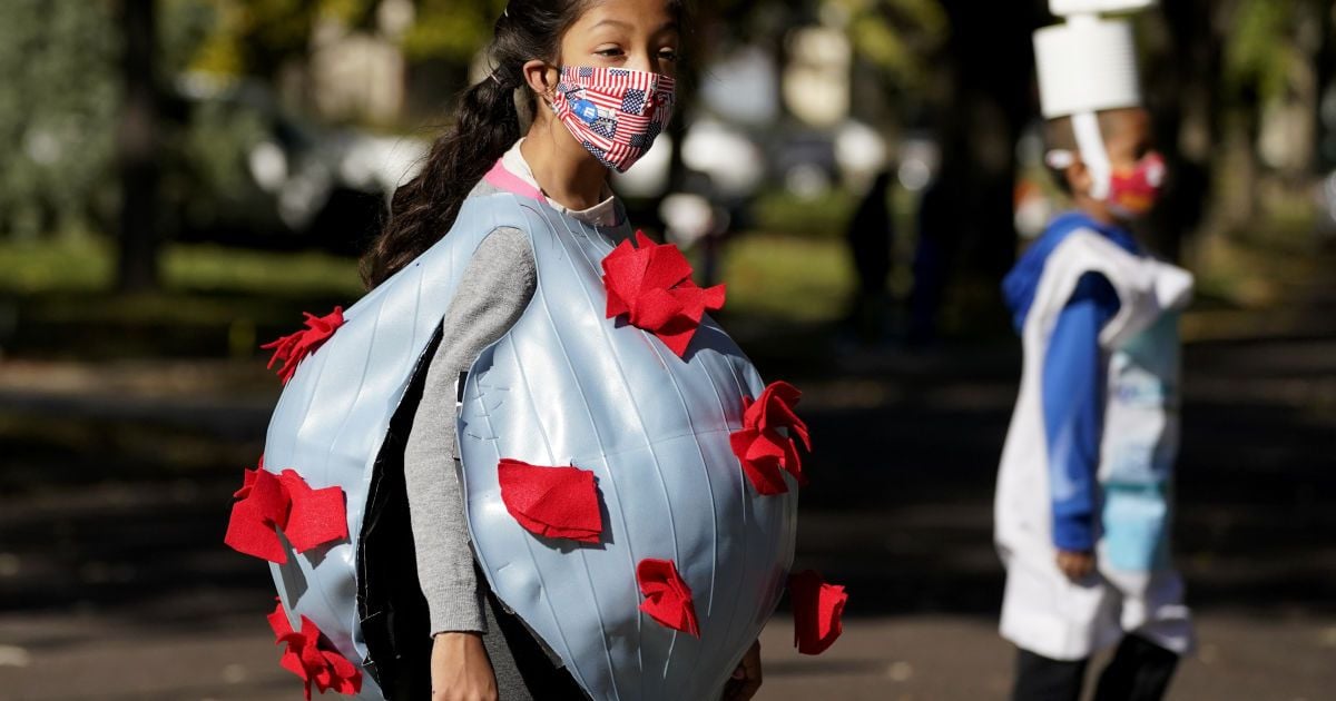 9-летняя девочка нарядилась в костюм "коронавируса" и ходила к соседям за конфетами в Оверленд-Парке, штат Кан.