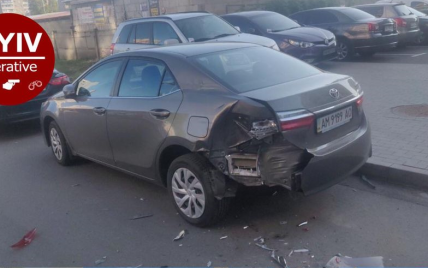 У Києві на парковці невідомий розтрощив п'ять машин: з'явилося відео