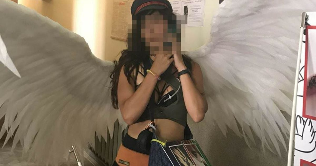 У Львові копи затримали "дівчину-янгола", яка на людях розмальовувала туристу голі сідниці