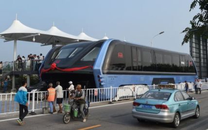 В Китае вывели на тесты автобус будущего
