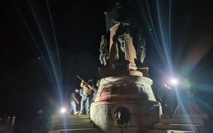 Як в Одесі демонтують пам'ятники Катерині ІІ: перші кадри