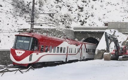 В Україні через сильний снігопад 10 поїздів істотно вибилися з графіку руху