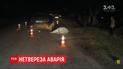 На Львовщине пьяный за рулем протаранил автомобиль и сбил супругов, которые шли по обочине