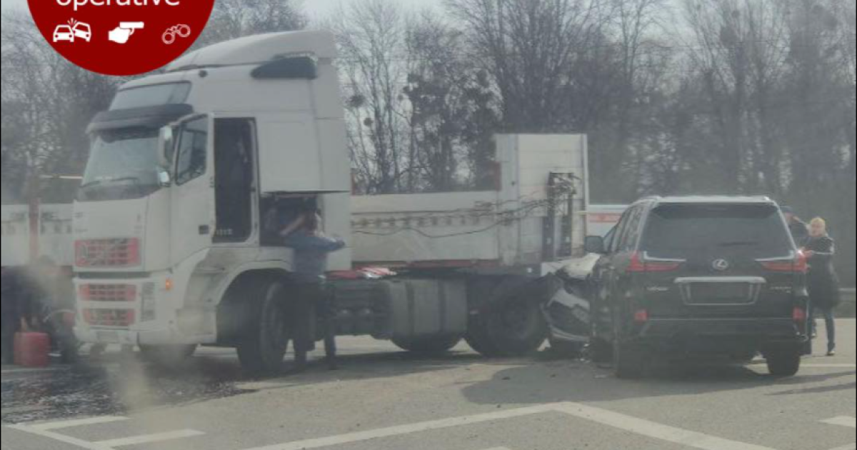 У Києві на Дніпровському шосе сталася масштабна аварія