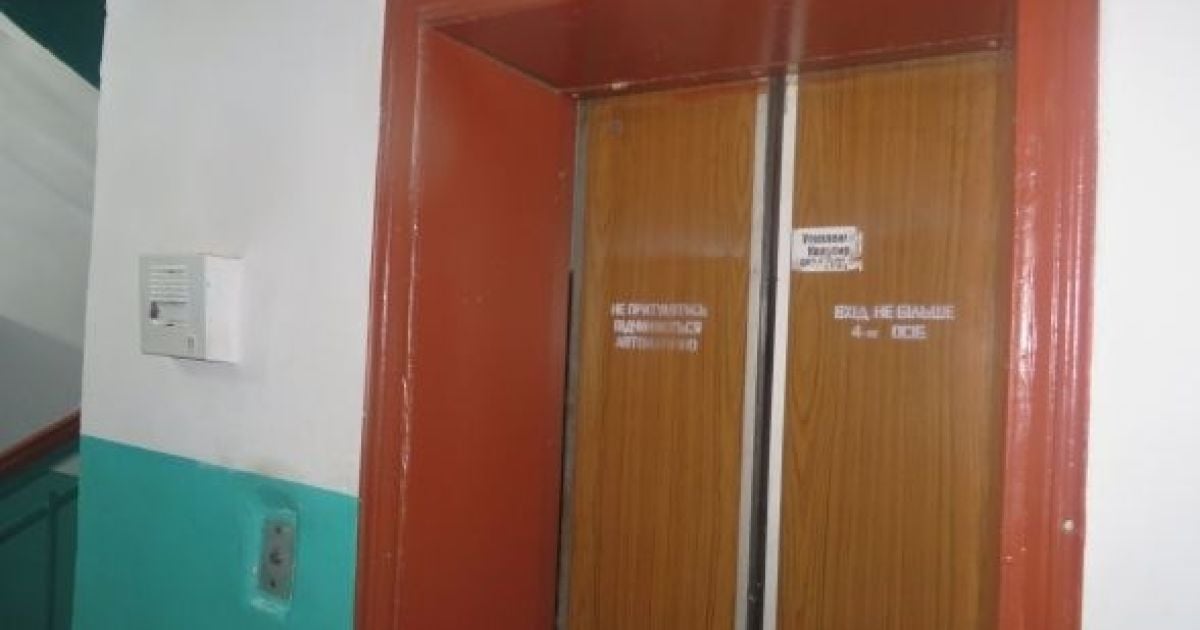 Умерла на месте: в Хмельницком женщина упала в шахту лифта