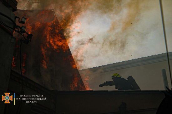 Згоріли п'ять квартир, загинув чоловік: у Дніпрі сталася масштабна пожежа в житловому будинку (фото)