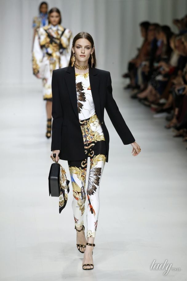 Коллекция Versace прет-а-порте сезона весна-лето 2018 / © East News