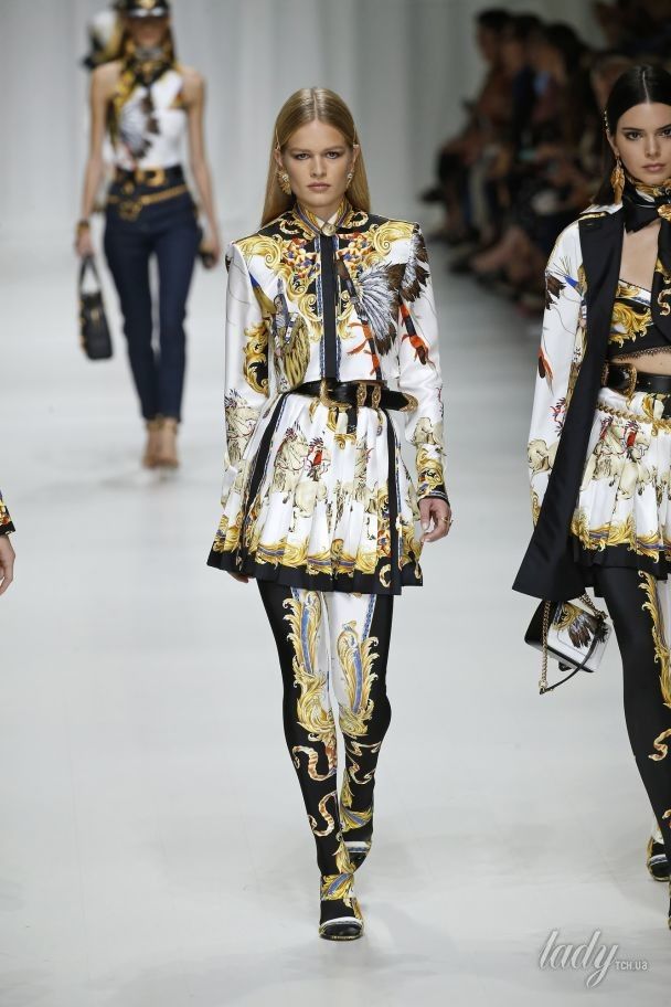Коллекция Versace прет-а-порте сезона весна-лето 2018 / © East News