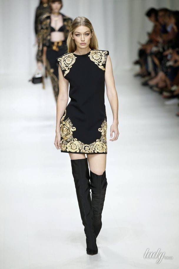 Коллекция Versace прет-а-порте сезона весна-лето 2018 / © East News
