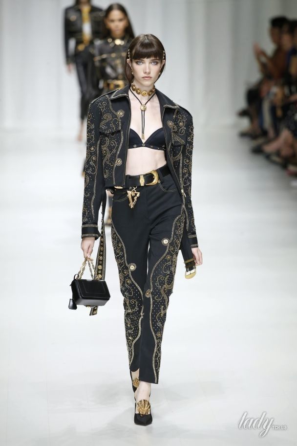 Коллекция Versace прет-а-порте сезона весна-лето 2018 / © East News