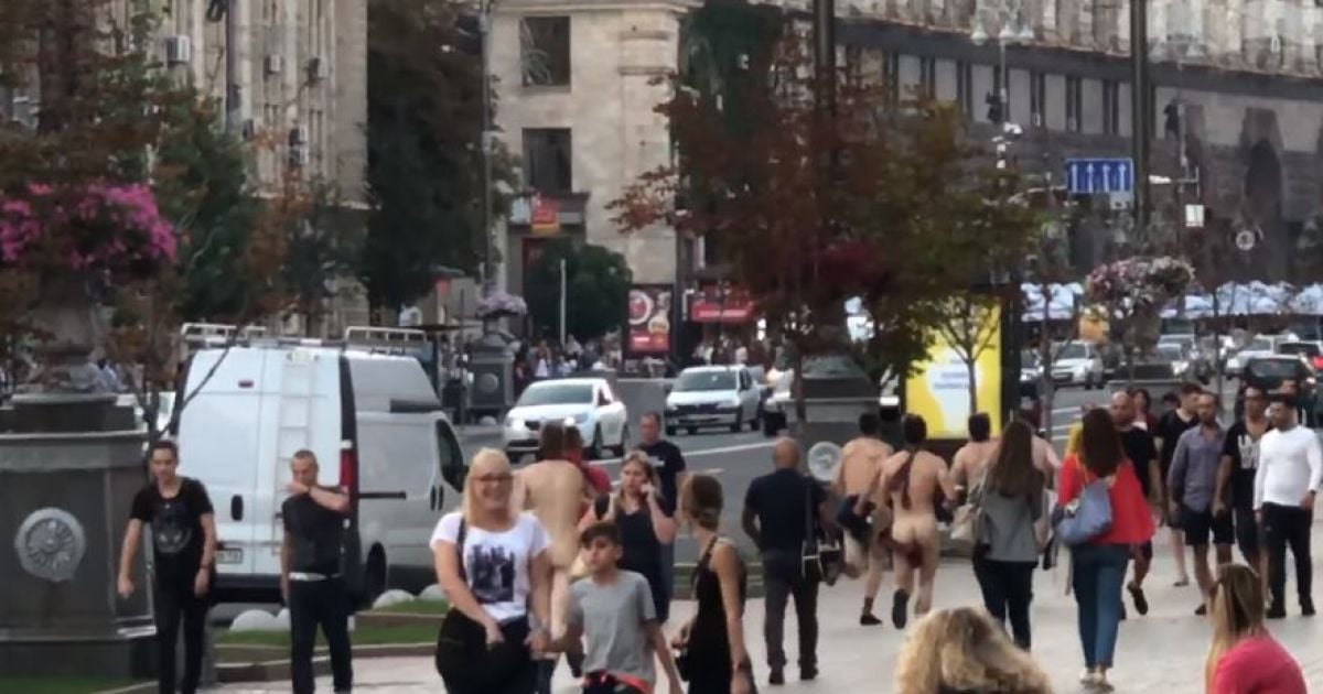 Голые парни пробежались по Крещатику
