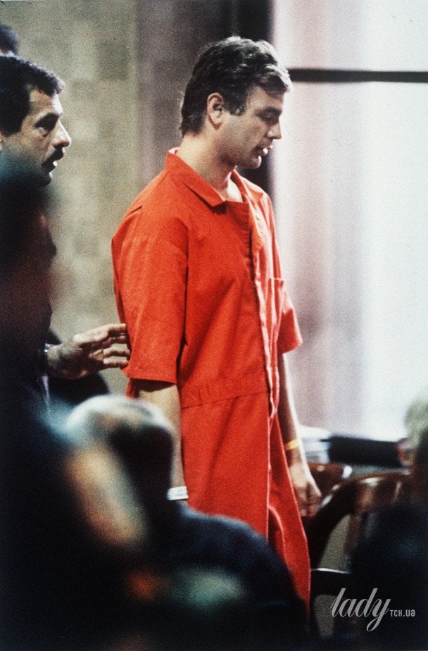 Джеффрі Дамер залишає залу суду після попереднього слухання, 22 серпня 1991 року / © Associated Press