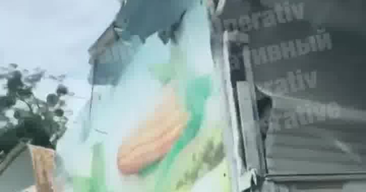 В Киеве водитель грузовика не вписался в путепровод и снес полкрыши: появилось видео